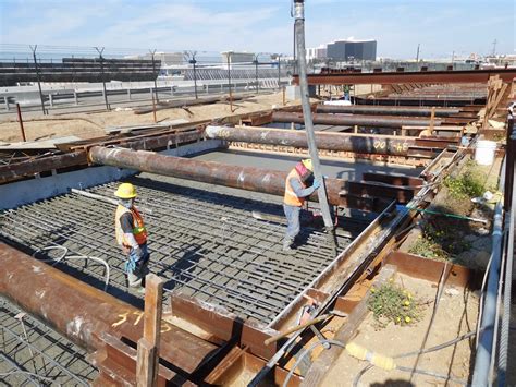 Basement slab at the ground level is constructed, and then the excavation proceeds downwards. Fresh pics: Crenshaw/LAX Line construction - The Source