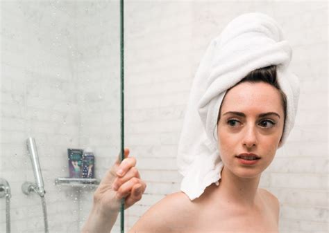 Usahakan mandi dan keramas selalu pakai air dingin. 22 Cara Mengatasi Rambut Kering dan Bercabang