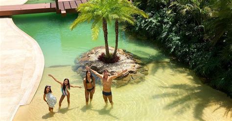 Ator e apresentador, rodrigo faro começou a carreira como modelo e cantor. Rodrigo Faro, Vera Viel e filhas exibem nova piscina com ...