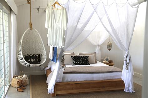 A bedroom swing hanging chair does not always need to be monochromatic to fit in with an interior. 16 Amazing Ways You Can Use An Indoor Hammock In Your Home