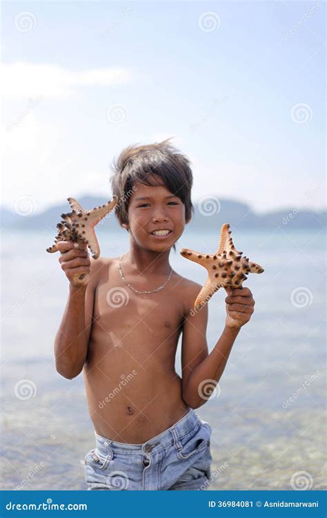 Mabul Island Sabah Malaysia March 3 Local Sea Gypsy Kid Hold A