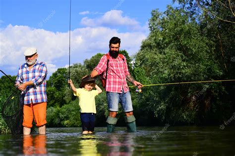 Hombre Mayor Pescando Con Hijo Y Nieto Padre E Hijo Pescando En El Lago