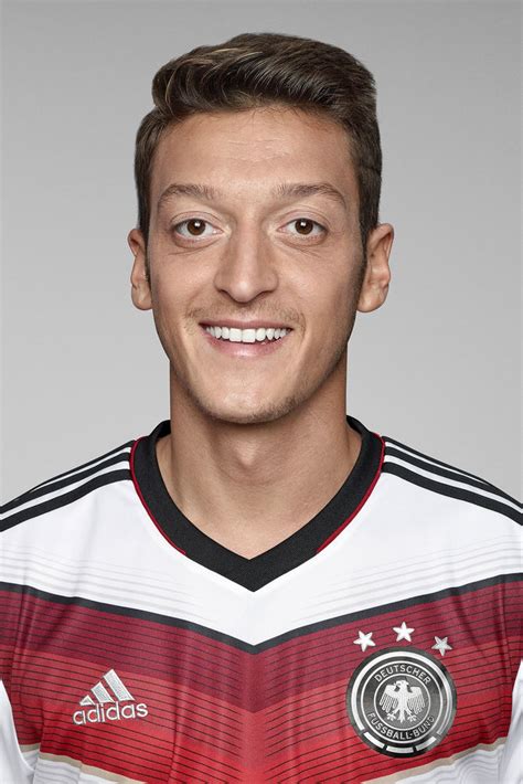 The midfielder quit germany's national team in 2018, citing racism by the german federation. Mesut Özil • WOMAN.AT