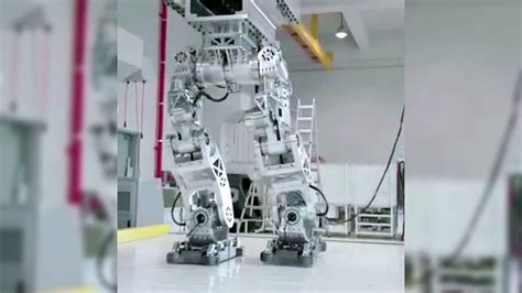 Un Robot De Guerre Géant Créé En Corée Du Sud Vidéo Dailymotion