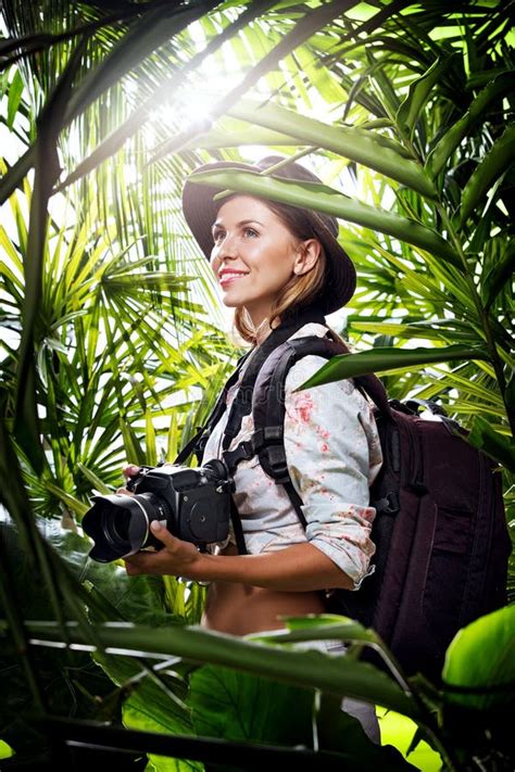 la jeune femme prend la photo dans la jungle image stock image du hawaï explorateur 121314603
