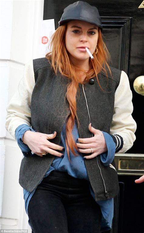 Lindsay Lohan Smokes Amid Fears Naked Photos Could Be Leaked From Stolen Computer Daily Mail