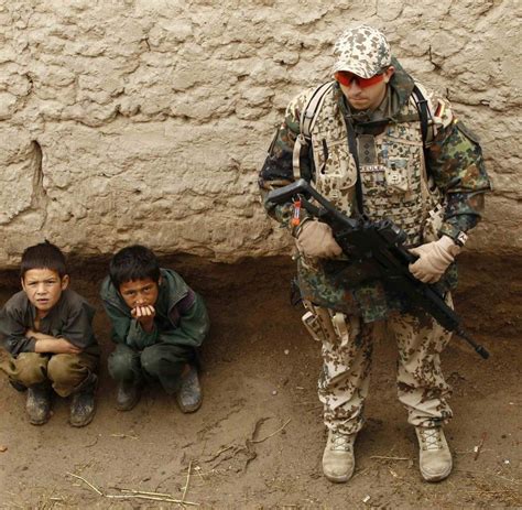 Krieg ist jedoch selten monokausal zu erklären: Afghanistan-Krieg: Taliban greifen Nato-Basen mit Raketen ...