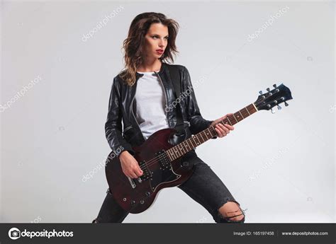 Side View Of A Cool Woman Guitarist Playing Electric Guitar — Stock