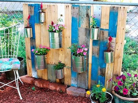 Las jardineras grandes son ideales para plantas de mayor tamaño. 25 ideas creativas para aprovechar al máximo un jardín pequeño | Jardines verticales, Hacer ...