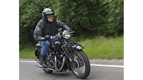 On a positive note the vincent was the fastest production motorcycle of the era and i can still vision the photo of rollie free in 1948 breaking the land speed record at 150. Finale: Vincent Black Shadow - MOTORRADonline.de