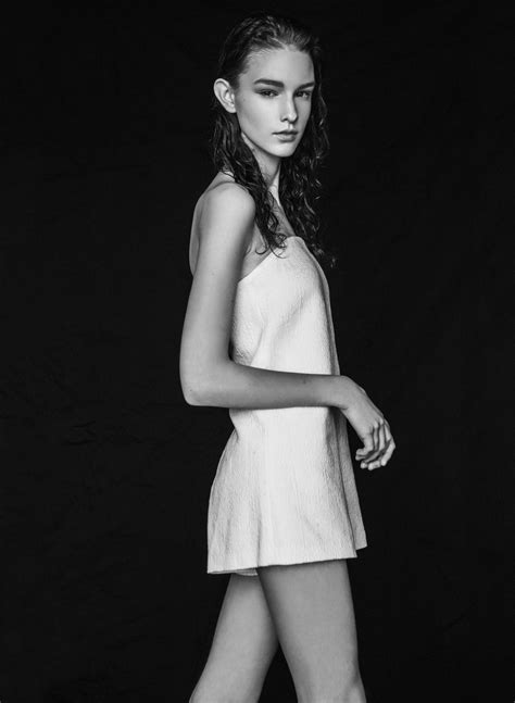 Kate méltán büszke pazar testére, így minden alkalmat megragad, hogy azt a képünkbe is tolja, legyen szó egyszerű napozásról vagy kertészkedésről. sickymag | Model, Fashion, Photography