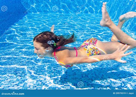 Glückliches Aktives Unterwasserkind Schwimmt Und Taucht Im Pool Stockbild Bild Von Mädchen