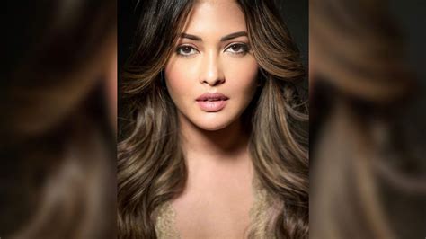 Bengali Actress Riya Sen Looks Dreamy In Her Beige Lace Couture See Pics
