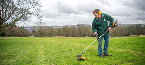Petrol and rechargeable cordless trimmers are cable free, allowing you to move about and trim anywhere in your garden without limitations. How To Buy The Best Grass Trimmer Or Strimmer - Which?