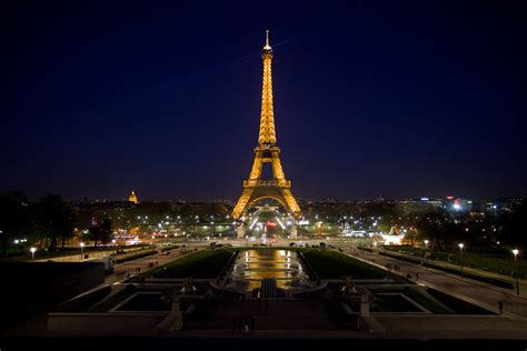 Under The Eiffel Tower Wallpaper 2560 X 1600 Wallpaper Multi Hd