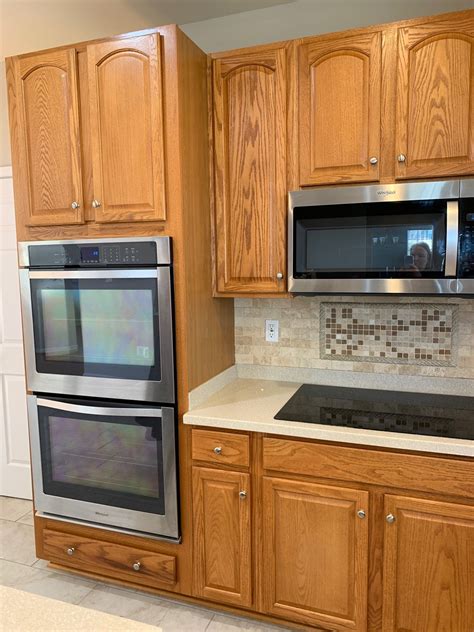 This is because, when you mix the natural wood colors of these cabinets and the ivory of the walls, you can choose bright colors like yellow, green, blue, red, orange, purple, black, etc., for the appliances and accessories in the room. E-Design: 3 Painted Oak & Maple Kitchen Cabinet Projects | Maple kitchen cabinets, Oak cabinets ...