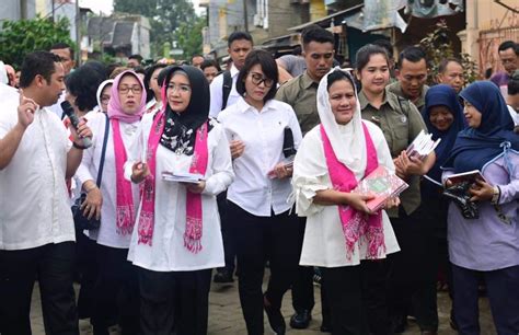 Ibu Negara Iriana Joko Widodo Kunjungi Korban Banjir Di Periuk