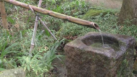 It works by filling a partly hollowed bamboo rod with water so it tips, spills the water. SHISHI-ODOSHI at Choan-ji Temple in Hakone - YouTube