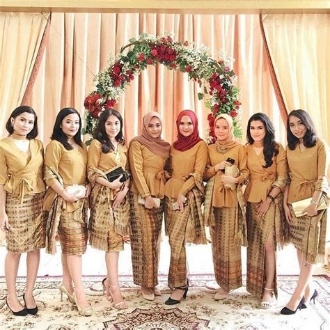 Model Kebaya Modern Rok Batik Prada Atasan Coklat Polos Inspirasi Kebaya Indonesia Wanita