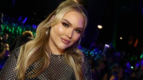 Nikkie de jager told her millions of fans that she fully transitioned as a teenager while on youtube. Nikkie de Jager vertelt hoe ze ten huwelijk is gevraagd ...