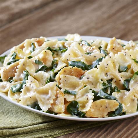 Las recetas de comida y cocina fáciles, de toda la vida. 'Farfalle' con pollo y espinacas a la crema