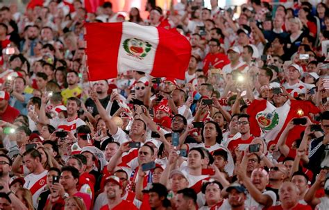 Hinchas Peruanos En El Estadio Nacional Estadio Monumental De La U
