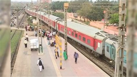 Akshay Kumars Bodyguard Crushed To Death By A Moving Train News18