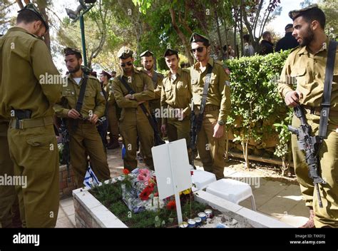 Israeli Soldiers Stand By The Grave Of Fallen Soldiers In The Mt Herzl