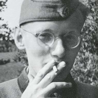 Influenced by dada he started to write experimental poetry, first published in the journal neue wege (new ways) in 1952. Ernst Jandl (Autor) und der Krieg - Biografie