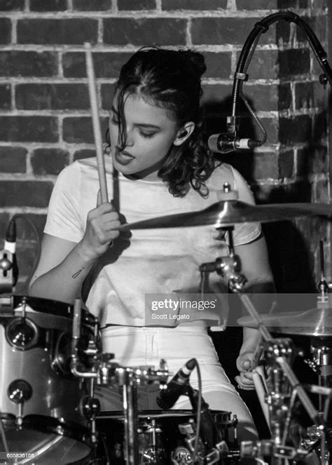 nia lovelis of hey violet performs at the shelter on march 20 2017 news photo getty images