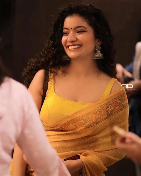 Mollywood Actress Anna Ben Nayarambalam Look Gorgeous In Yellow Saree മഞ്ഞക്കിളിയായി അന്ന ബെന്