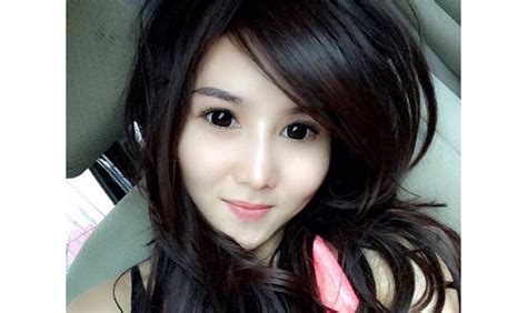 Diantaranya juga masuk kategori topten artis 2013, versi sbs, kbs dan mbc korean movie. Foto Dosen Cantik Mirip Artis Korea Ini Bikin Gemes ...
