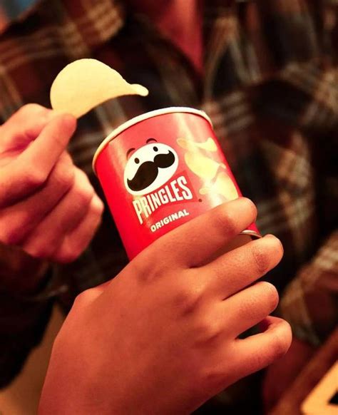 People Stunned After Tiktoker Reveals Correct Way To Eat Pringles