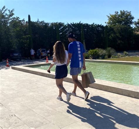 Can mutaf, yemek sonrası sürpriz evlilik teklifiyle özaslan'ı şoke etti. Duygu Özaslan, basketbolcu sevgilisi Can Maxim Mutaf'la ilk kez görüntülendi - Son Dakika Magazin