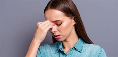 Objawy Zapalenia Zatok Ból Głowy Zatkany Nos I Gorączka