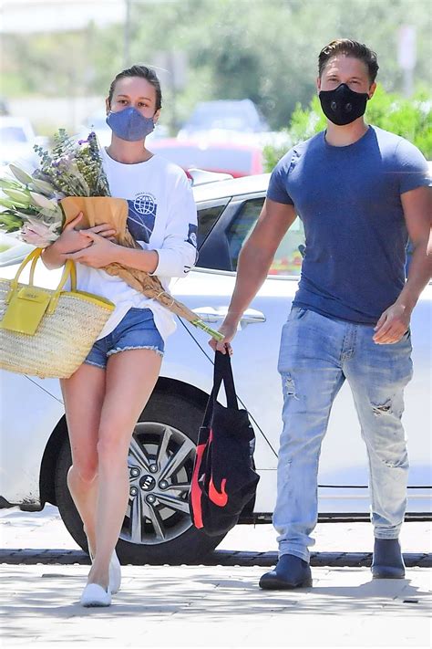 Brie Larson And Boyfriend Elijah Allan Blitz Shop For Flowers At A Farmer S Market In Malibu
