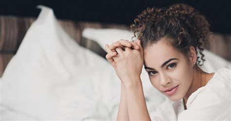 Check out these 7 easy hairstyles to sleep in with wet hair. How To Sleep With Curly Hair - 6 Best Techniques In 2019