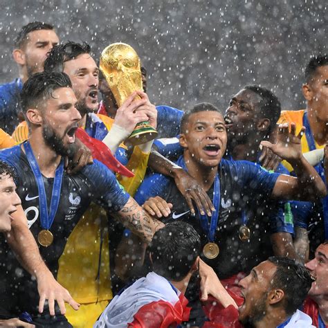 vidÉos finale coupe du monde 2018 les bleus fêtent leur titre avec macron