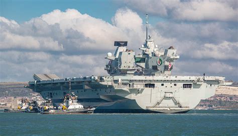 Royal Navy S Hms Queen Elizabeth Great Shots Of The Aircraft Carrier Returning Home To