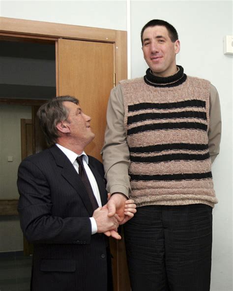 New Worlds Tallest Man Stands At A Towering 8ft 5ins Daily Mail Online