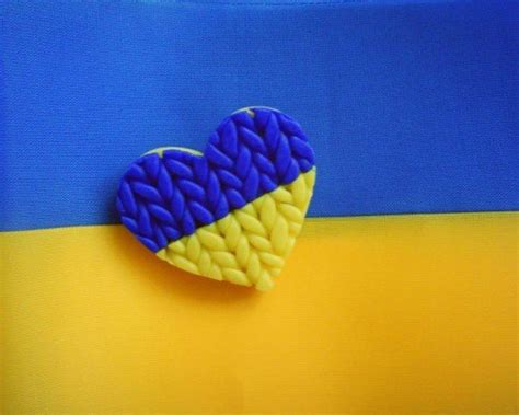 Від щирого серця зичу міцного здоров'я, бадьорості духу та впевненості у безхмарному дорогі українці! Привітання з Днем Конституції України у прозі