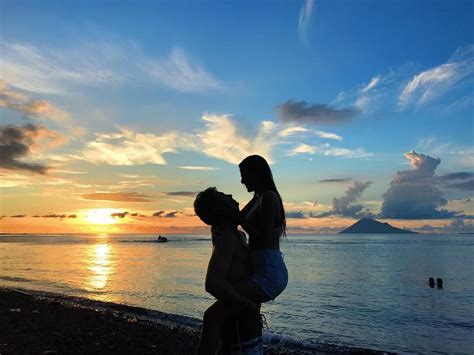 740 Gambar Romantis Sepasang Kekasih Di Pantai Hd Terbaik Gambar Romantis