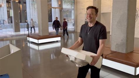 See Moment Elon Musk Entered Twitters Headquarters Holding A Sink Cnn Business