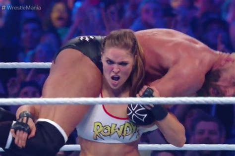 Wrestlemania 34 Results Ronda Rousey Wins WWE Debut Via Armbar