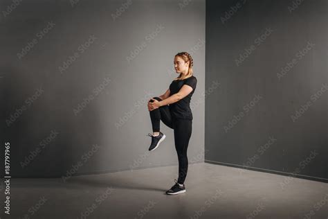 Foto De Fitness Runner Woman Doing Warm Up Routine In Gym Stretching