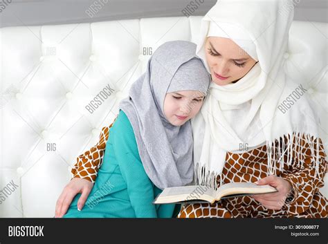 Imagen Y Foto Muslim Mom White Prueba Gratis Bigstock