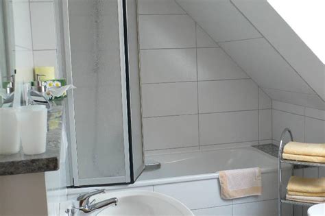 Jedes bad ist anders und sie möchten die schönste und beste lösung finden. Duschabtrennung badewanne dachschräge - Sanitär Verbindung