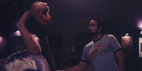 A quiet drifter is tricked into a janitorial job at the now condemned wally's wonderland. Nicolas Cage contro uno struzzo robot nella clip di Willy ...