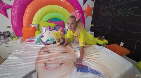 Please excuse me while i cry in peace in my micro studio when jojo takes her viewers inside, she treats them to an opulent display of her wealth, which is great because i was already feeling poor before she. I Am Genuinely Terrified By How Many Things JoJo Siwa Has ...