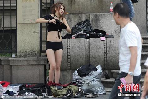 网店模特一天街拍200套 为省时当街脱衣换装 模特 内衣 凤凰资讯